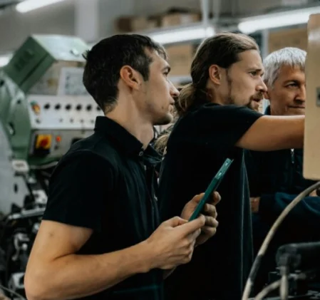 Team di tecnici specializzati di Italiana Ricambi che collaborano alla diagnosi di un componente in officina.